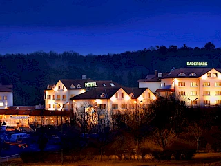 Außenansicht des Sieben Welten Hotel & Spa Resort bei Nacht