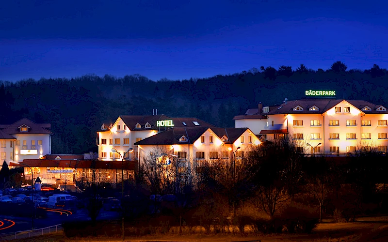Außenansicht des Sieben Welten Hotel & Spa Resort bei Nacht