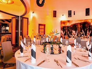 Ein festliche gedeckter runder Tisch mit Bankettbestuhlung im Festsaal Afrika des Sieben Welten Hotel & Spa Resort