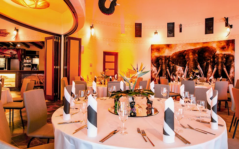 Ein festliche gedeckter runder Tisch mit Bankettbestuhlung im Festsaal Afrika des Sieben Welten Hotel & Spa Resort