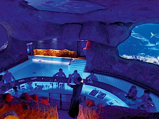 Blick in die atmosphärische Poolbar des Sieben Welten Hotel & Spa Resort