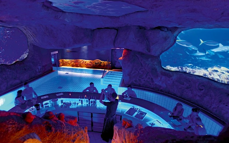 Blick in die atmosphärische Poolbar des Sieben Welten Hotel & Spa Resort