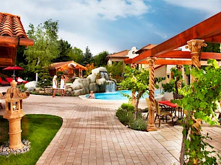 Blick auf die Poollandschaft im Außenbereich des Sieben Welten Hotel & Spa Resort