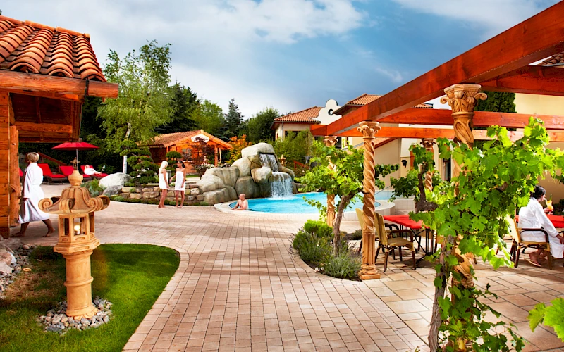 Blick auf die Poollandschaft im Außenbereich des Sieben Welten Hotel & Spa Resort