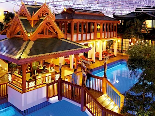 Blick auf die Poollandschaft im Innenbereich des Sieben Welten Hotel & Spa Resort