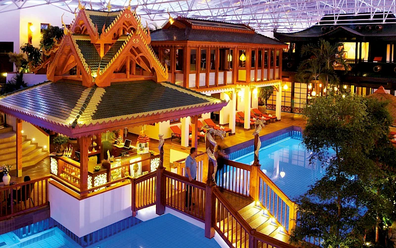 Blick auf die Poollandschaft im Innenbereich des Sieben Welten Hotel & Spa Resort