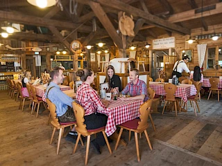 Innenansicht der Q-Alm des Sieben Welten Hotel & Spa Resort