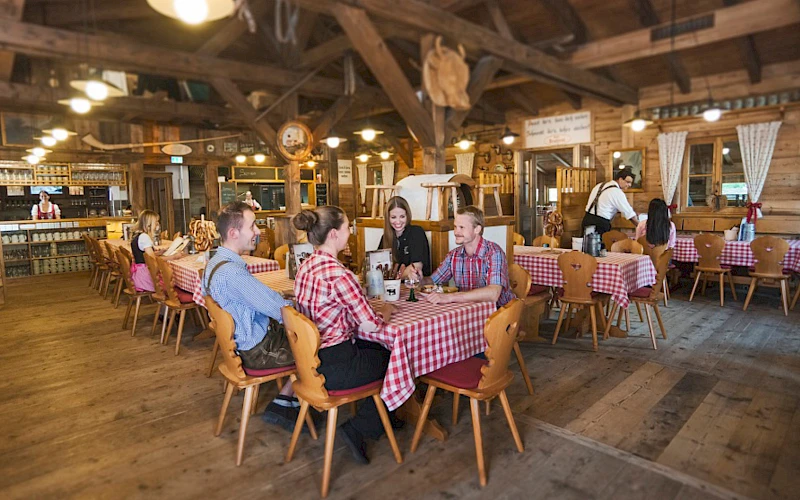 Innenansicht der Q-Alm des Sieben Welten Hotel & Spa Resort