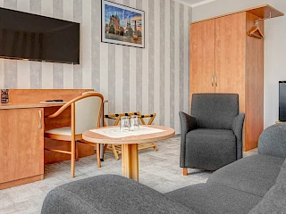 Einblick in das Hotelzimmer des Hotel Wilna in Erfurt mit Schreibtisch und Sitzgelegenheit