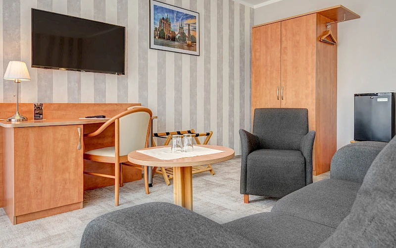 Einblick in das Hotelzimmer des Hotel Wilna in Erfurt mit Schreibtisch und Sitzgelegenheit