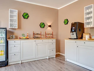 Seminarraum im Hotel Wilna in Erfurt mit Getränkekühlschrank, Snacks und Kaffeemaschine