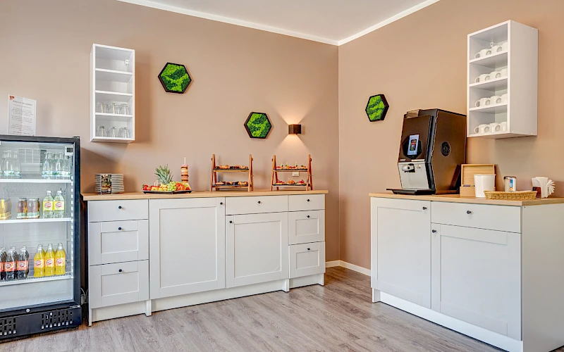 Seminarraum im Hotel Wilna in Erfurt mit Getränkekühlschrank, Snacks und Kaffeemaschine