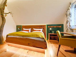 Blick in das Baumwipfelzimmer in der Hessenmühle