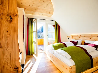 Blick in ein Hotelzimmer mit geöffneter Balkontür