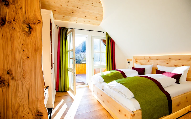 Blick in ein Hotelzimmer mit geöffneter Balkontür