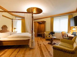 Blick ins Fischerhüttenzimmer mit Himmelbett in der Hessenmühle