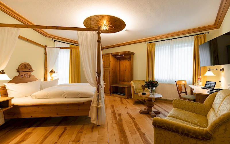 Blick ins Fischerhüttenzimmer mit Himmelbett in der Hessenmühle