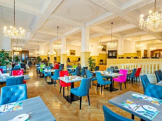 Blick ins Restaurant mit bunten Stühlen im Boutique Hotel Badehof