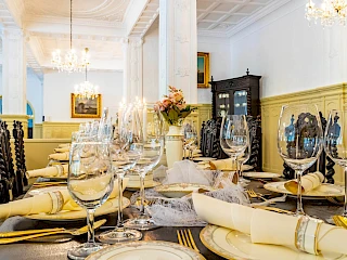 Blick auf einen festlich gedeckten Tisch im Boutique Hotel Badehof