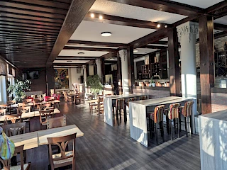 Blick in einen weiteren Restaurantbereich im Boutique Hotel Badehof