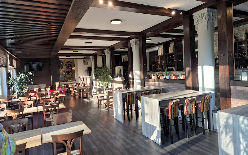 Blick in einen weiteren Restaurantbereich im Boutique Hotel Badehof