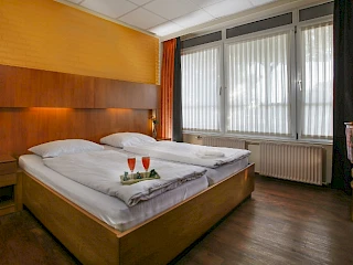 Blick in ein Hotelzimmer mit Doppelbett im Wunderland Kalkar