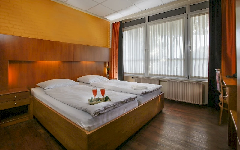 Blick in ein Hotelzimmer mit Doppelbett im Wunderland Kalkar