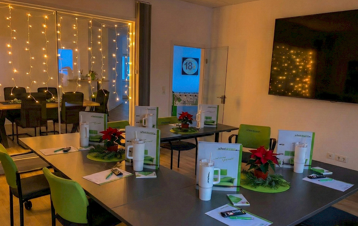 Ein Seminarraum, in dem Wissen aufblüht und die Weihnachtszeit mit jedem Lichtstrahl spürbar wird