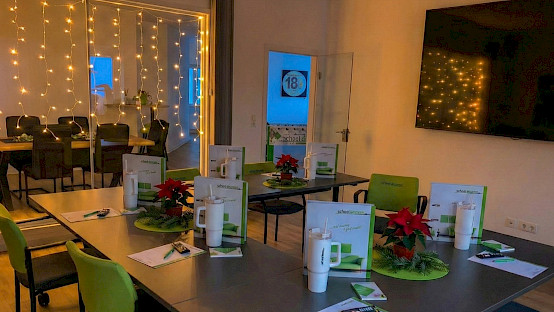 Ein Seminarraum, in dem Wissen aufblüht und die Weihnachtszeit mit jedem Lichtstrahl spürbar wird
